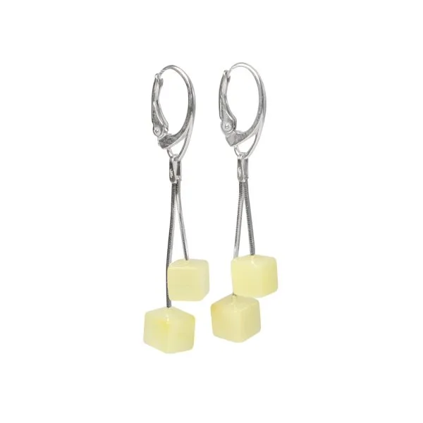 Kubo formos gintariniai auskarai.