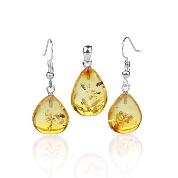 Lašo formos gintaro pakabukas ir auskarai.