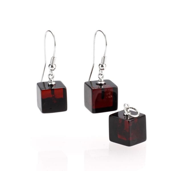 Kubo formos gintarinis rinkinys.