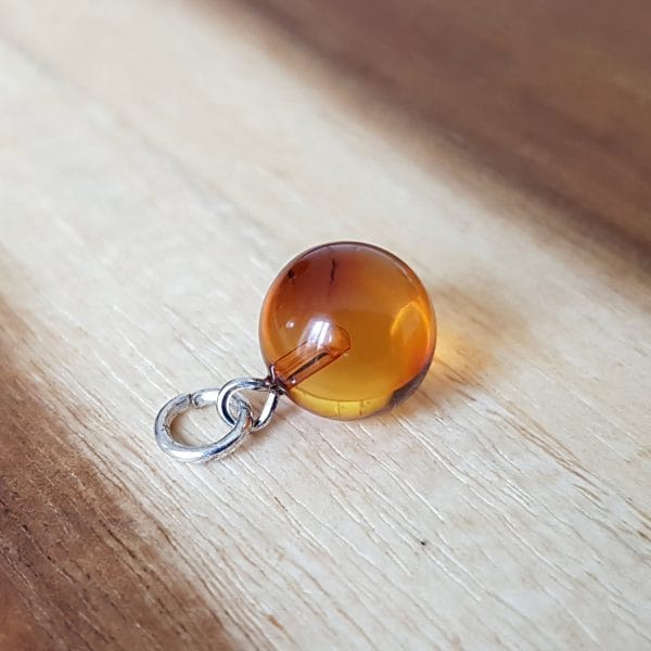 Gintarinis pakabukas "Paslapties akis"