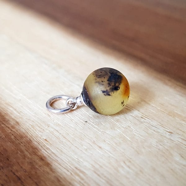 Gintarinis pakabukas "Paslapties akis"