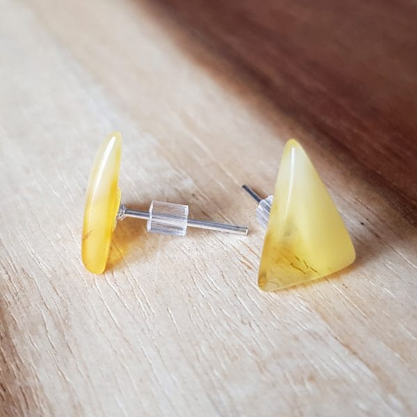 Trikampiai Gintaro Auskarai