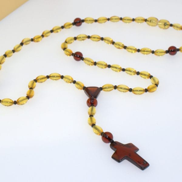 Šviesaus gintaro rožančius su vyšninėmis detalėmis