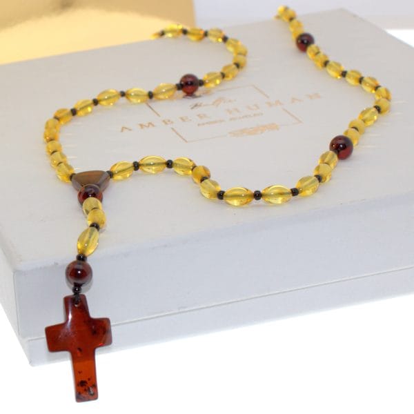 Šviesaus gintaro rožančius su vyšninėmis detalėmis