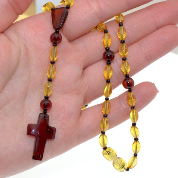 Šviesaus gintaro rožančius su vyšninėmis detalėmis