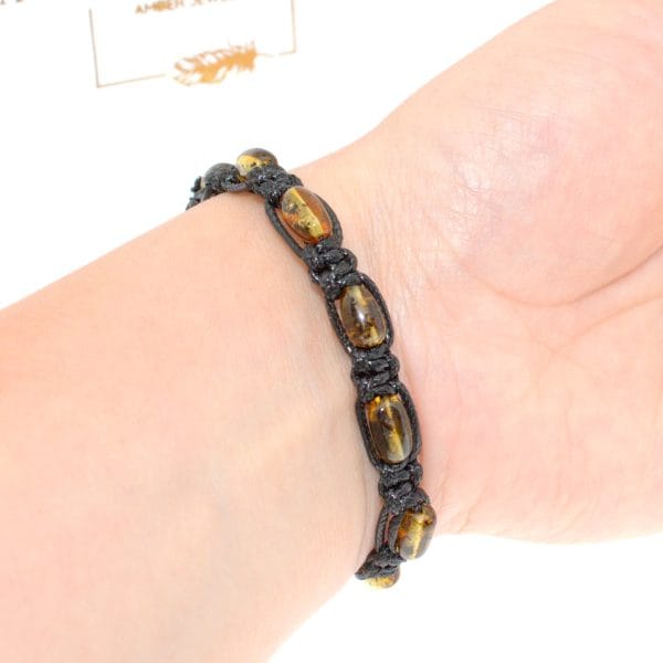 Juoda apyrankė su įpintais gintarėliais “Sėkmės ratas”