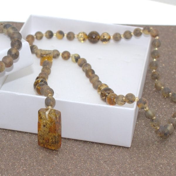 Vėrinys, apyrankė ir auskarai 