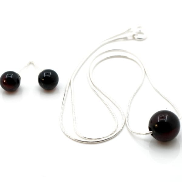 Perveriamo pakabuko ir auskarų komplektas "Vyšnia"