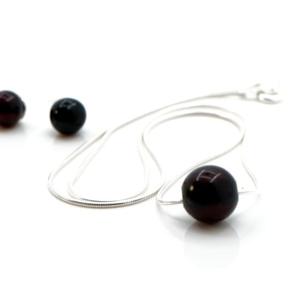 Perveriamo pakabuko ir auskarų komplektas "Vyšnia"