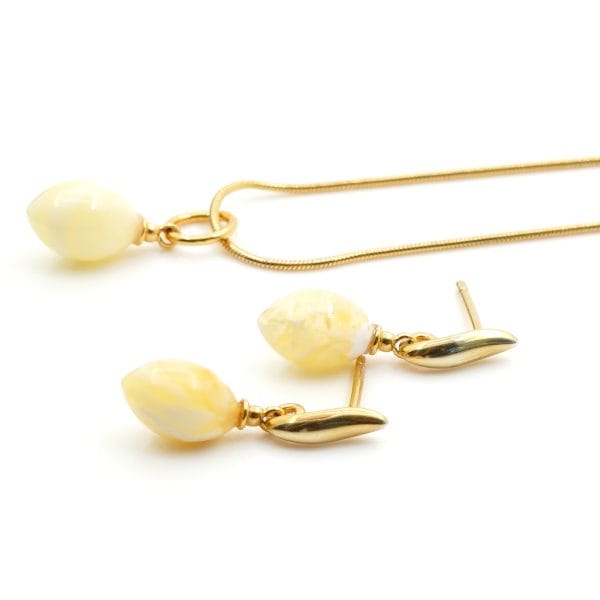 Balto pakabuko ir auskarų komplektas 