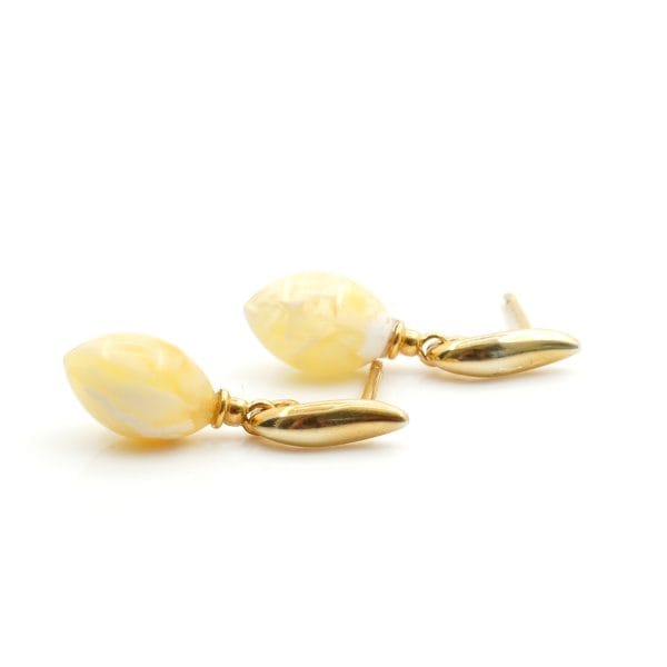 Balto pakabuko ir auskarų komplektas 