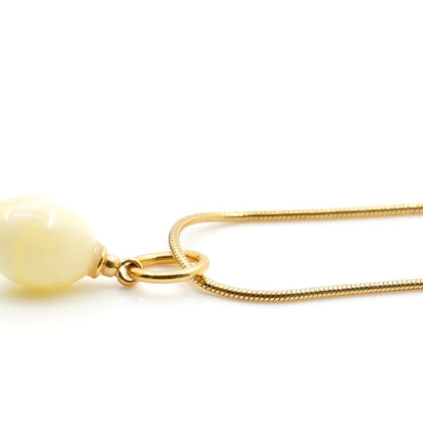 Balto pakabuko ir auskarų komplektas 