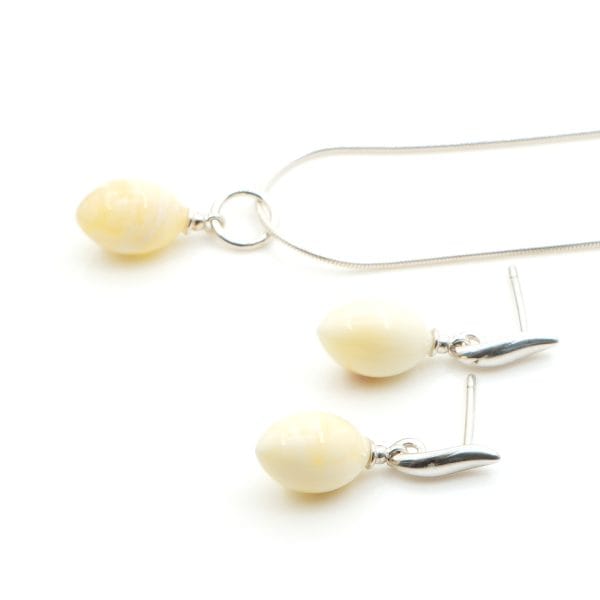 Balto pakabuko ir auskarų komplektas "Sapnas"