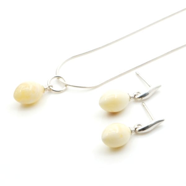 Balto pakabuko ir auskarų komplektas 